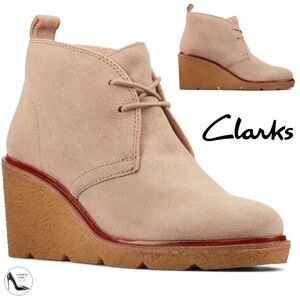 Clarks Clarkford DBT Sand Suede Chukka Ankle Boots Beige Wedge heel Booties 9